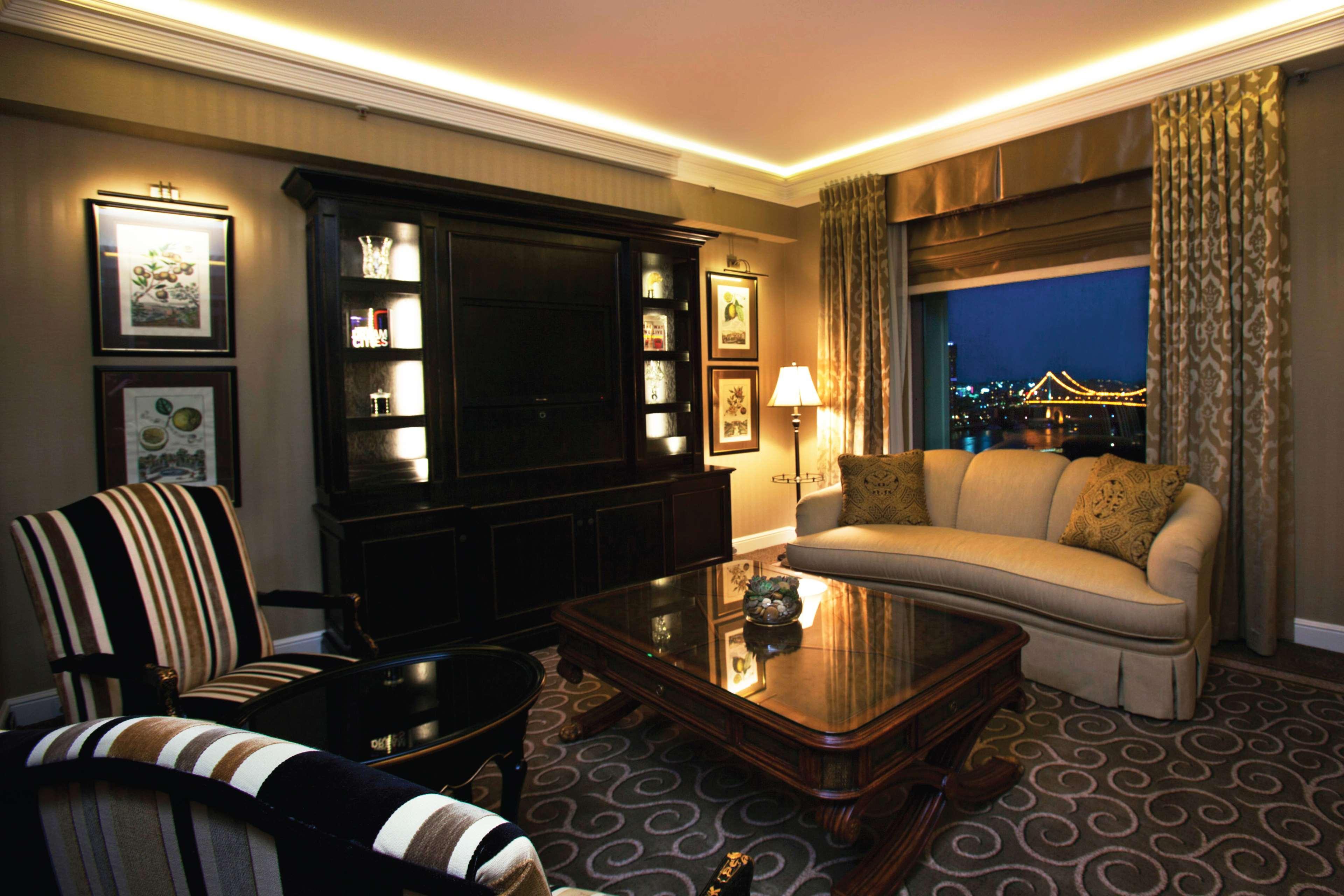 Stamford Plaza Brisbane Exterior foto A living room at the Mandarin Oriental, London