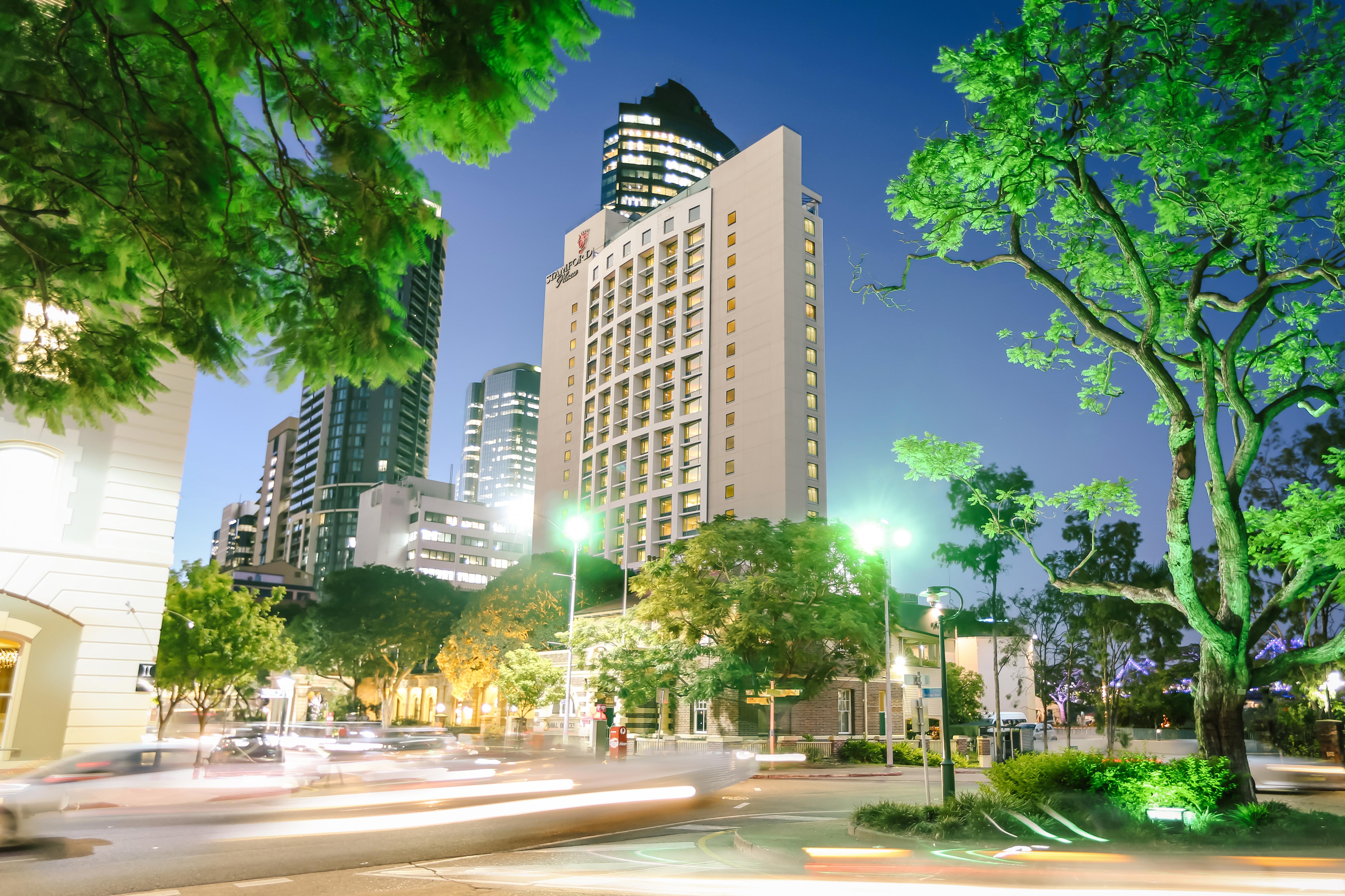 Stamford Plaza Brisbane Exterior foto The hotel at night