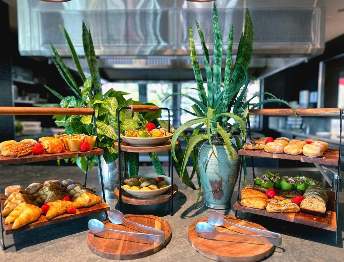 Stamford Plaza Brisbane Exterior foto A selection of tapas at a restaurant in Madrid, Spain