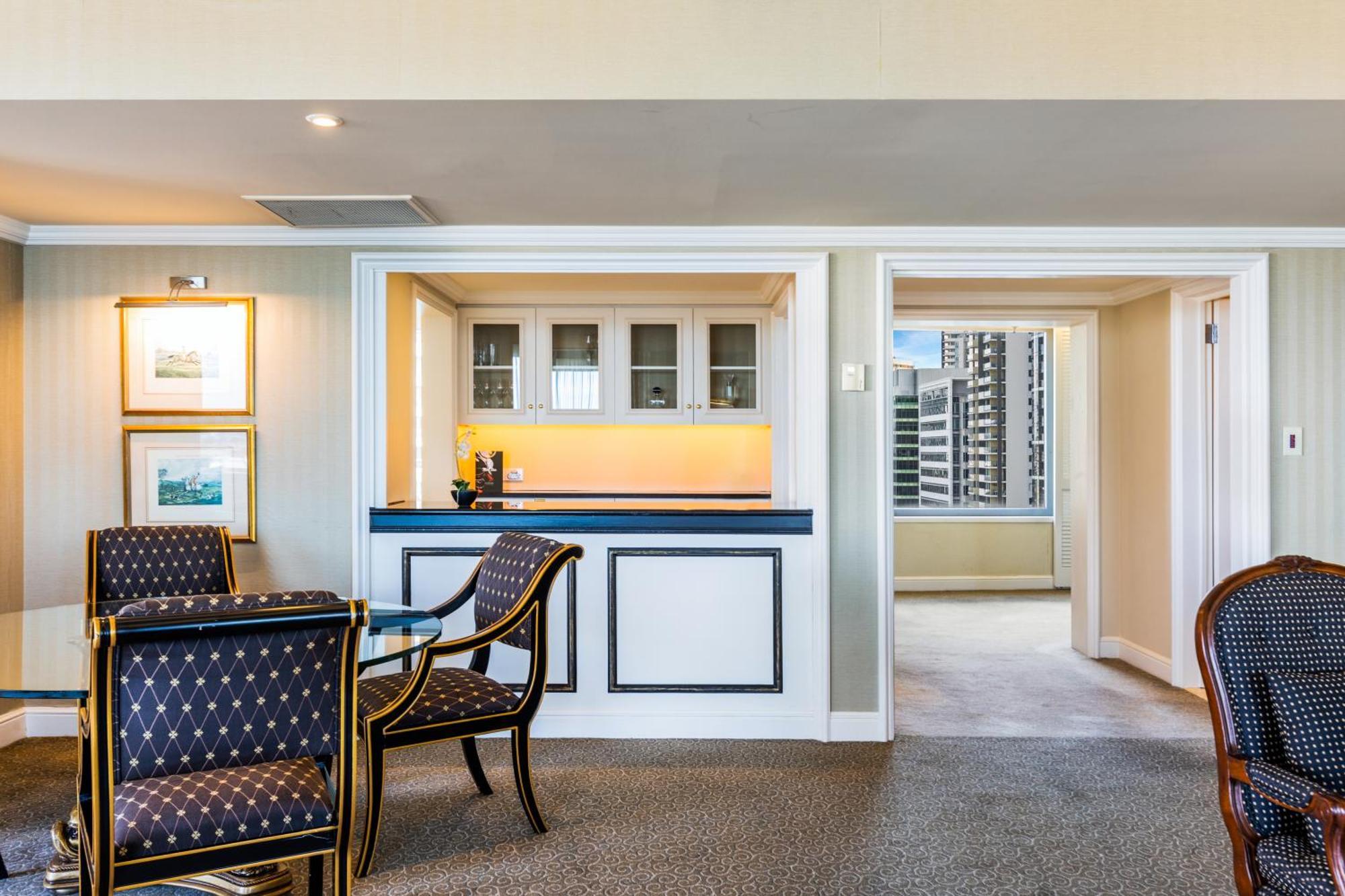 Stamford Plaza Brisbane Exterior foto A suite at the Four Seasons Hotel
