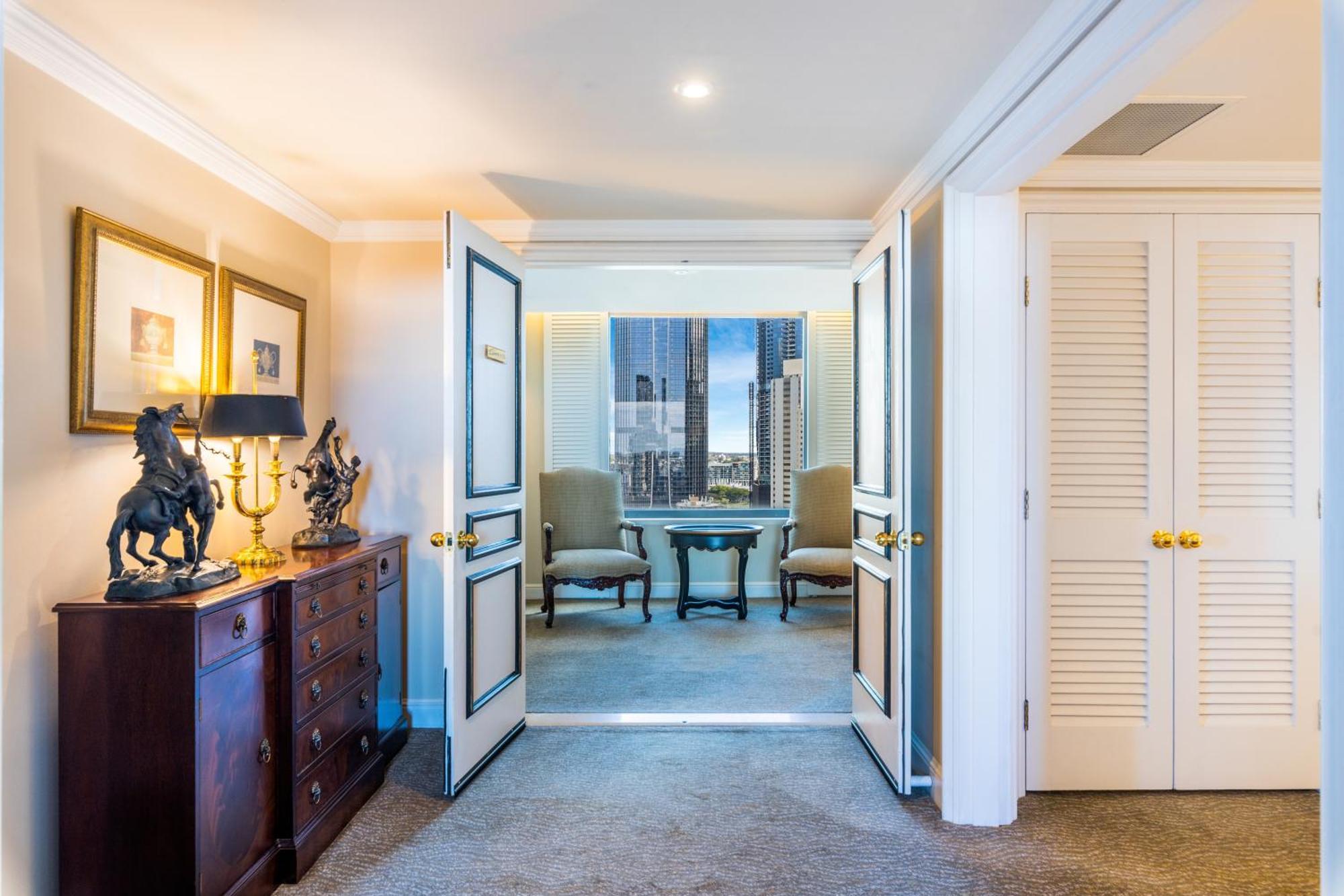 Stamford Plaza Brisbane Exterior foto A suite at the Mandarin Oriental, Hong Kong