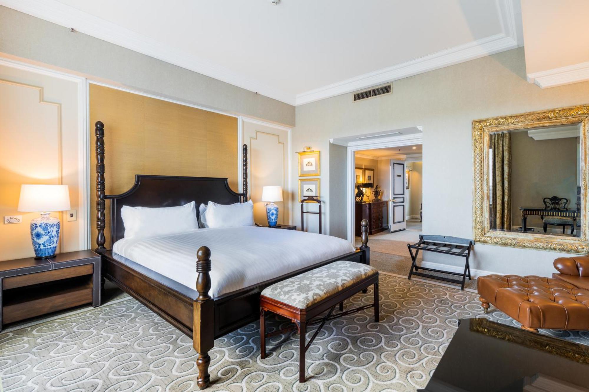 Stamford Plaza Brisbane Exterior foto A bedroom at the Taj Mahal Palace