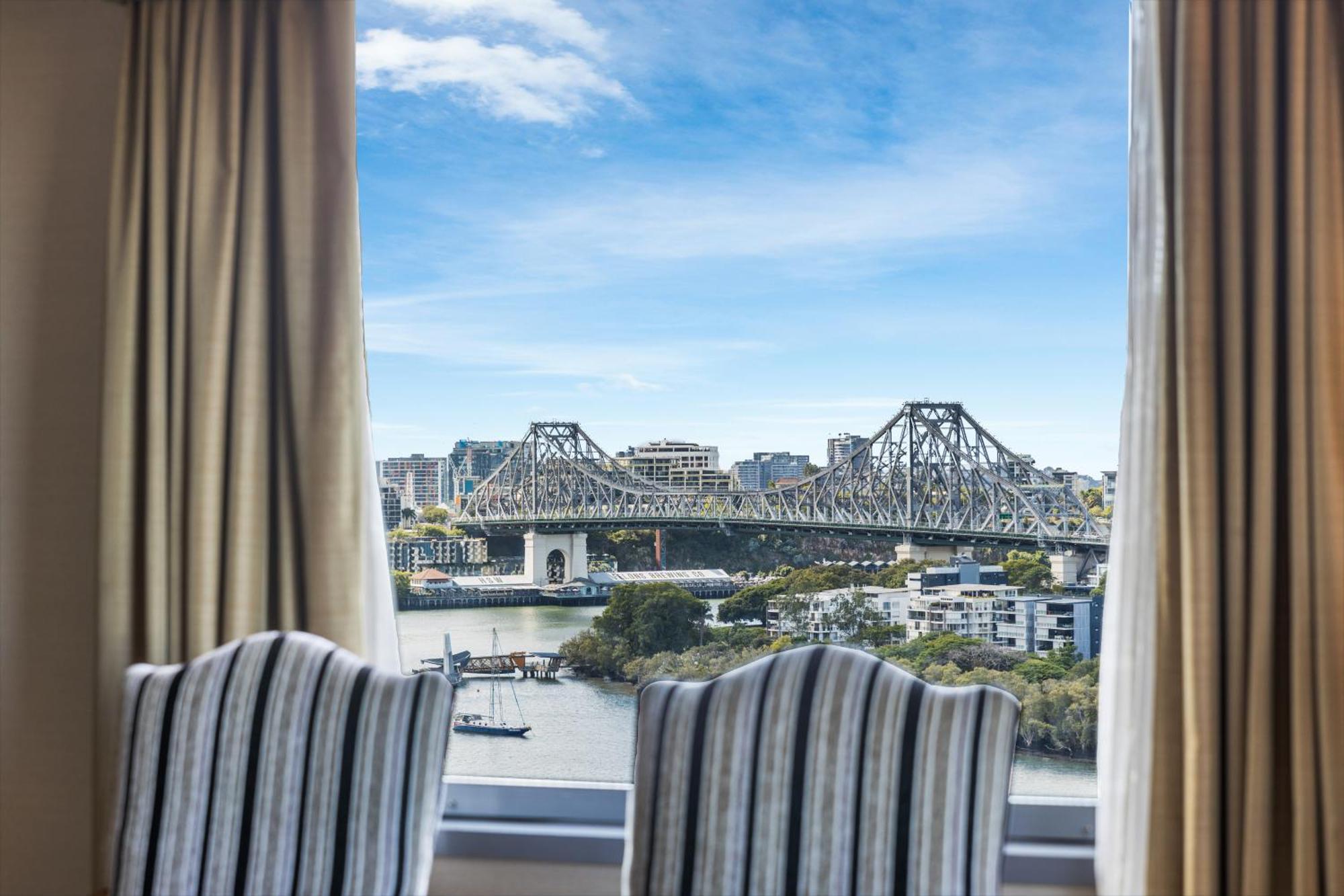 Stamford Plaza Brisbane Exterior foto View of the Story Bridge from a suite