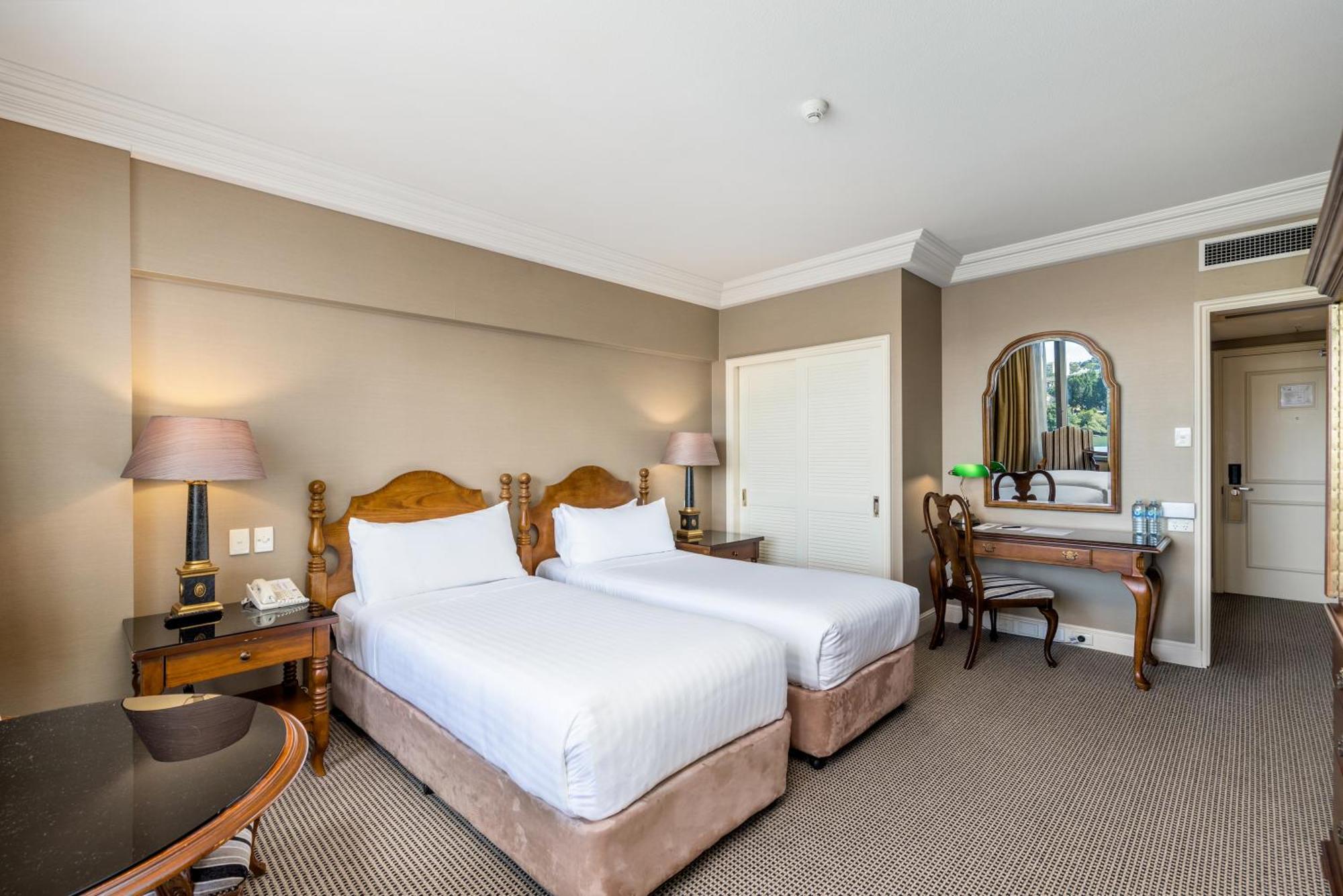 Stamford Plaza Brisbane Exterior foto A room at the Cape Town Protea Hotel