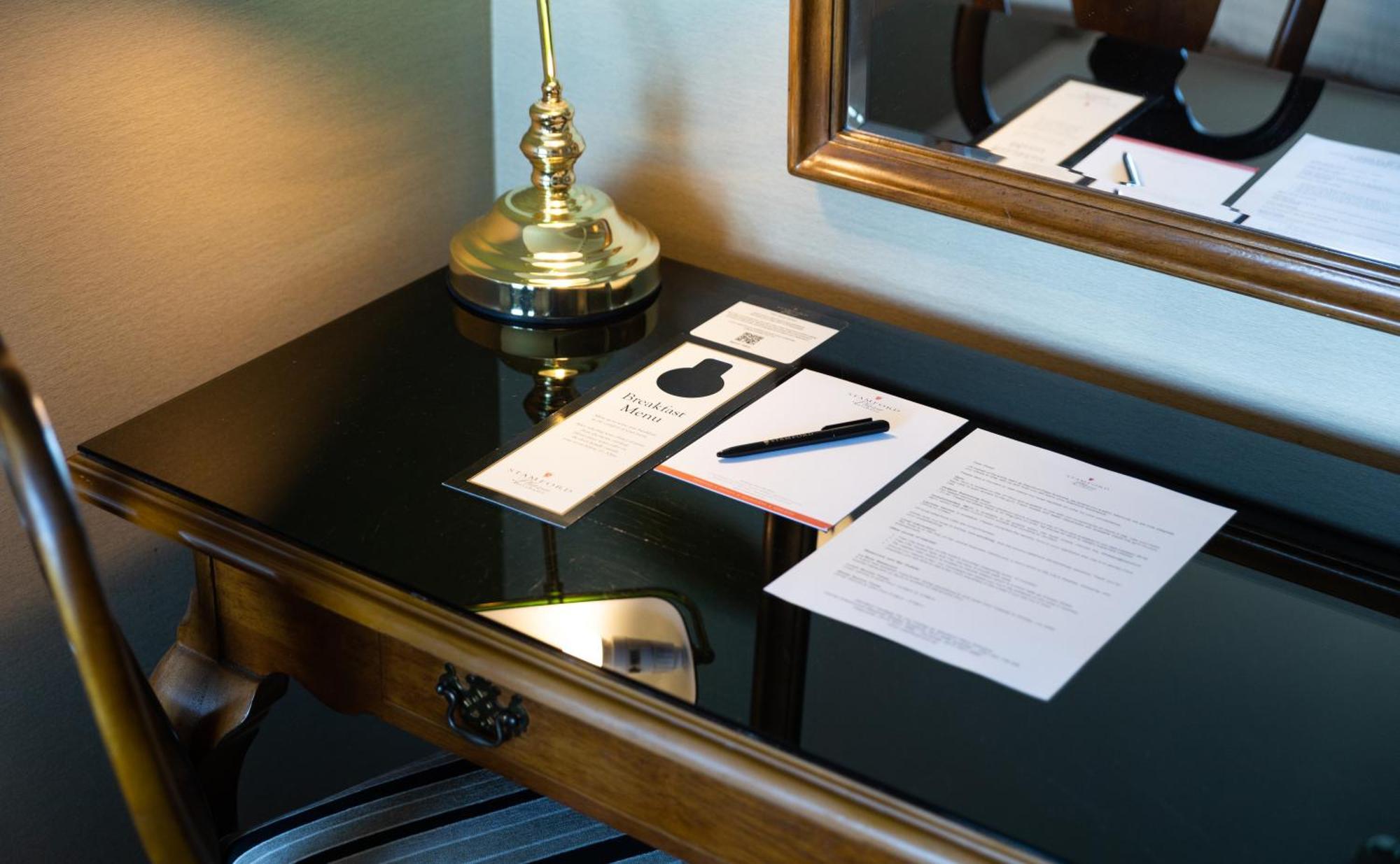 Stamford Plaza Brisbane Exterior foto A room service menu