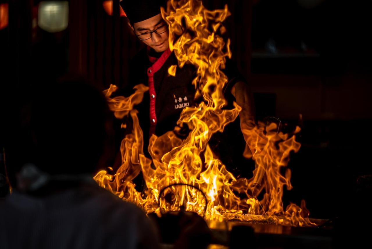 Stamford Plaza Brisbane Exterior foto A chef cooking with a flaming wok